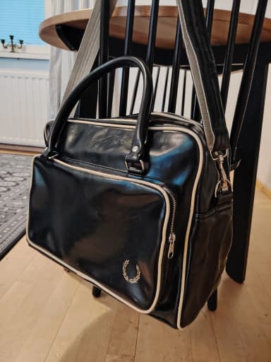 Fred Perry musta holdall viikonloppulaukku hyvässä kunnossa