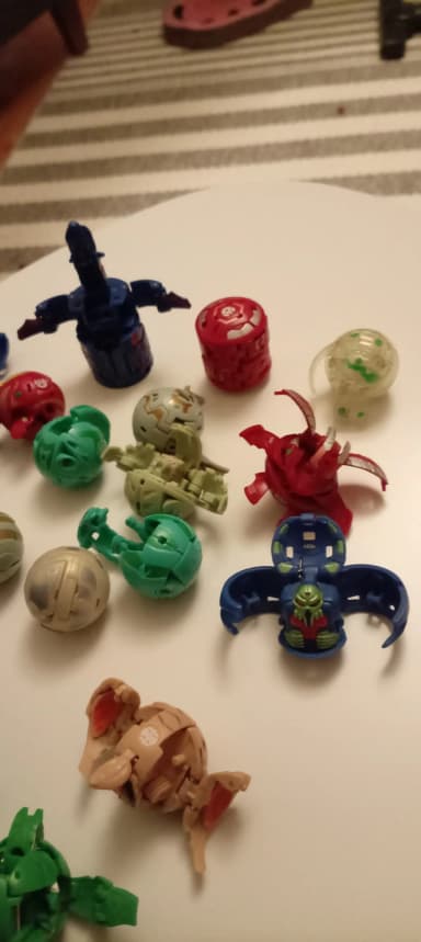 Vanhempia Bakugan-palloja eri muodoissa