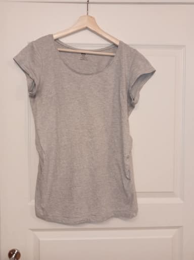 Grå H&M Mama ammetopp størrelse L med rynker i sidene