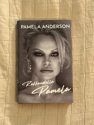Pamela Andersonin kovakantinen Rakkaudella Pamela -kirja suomeksi
