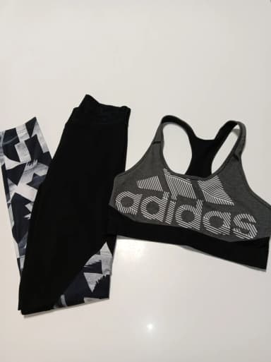 Adidas treningssett i størrelse XS-S med topp og tights