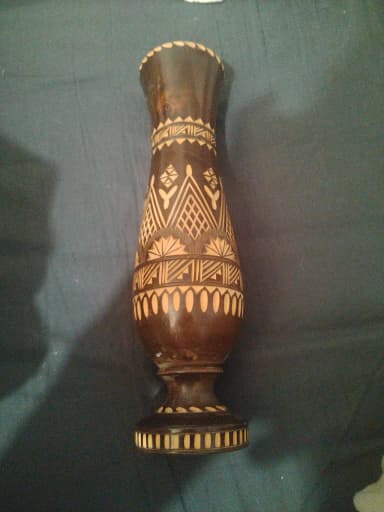 Wunderschöne handgeschnitzte Holzvase mit Vintage-Folklore-Design