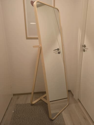Neuwertiger IKEA Ikornnes Standspiegel in hervorragendem Zustand