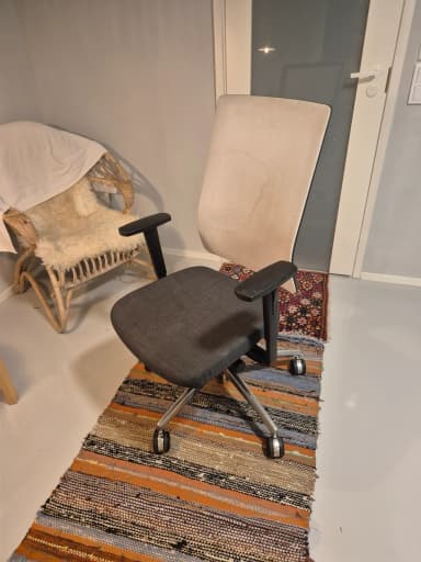 Isku Bürostuhl mit Netzrückenlehne in gutem Zustand