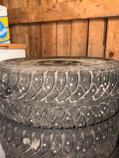 4 llantas de acero Ford 14” con neumáticos de invierno Nokian Nordman 4