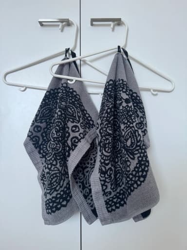Zwei kleine Marimekko-Handtücher mit Gebrauchsspuren
