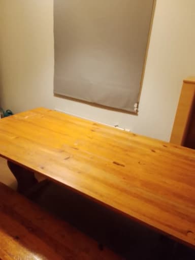 Massiver Holzesstisch mit Bank und stabilen Beinen