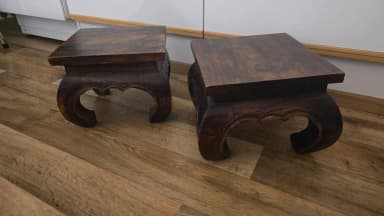 Dos estantes de madera de acacia en venta