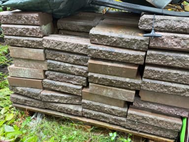 Piedras grises para bordes de jardín y áreas de plantación