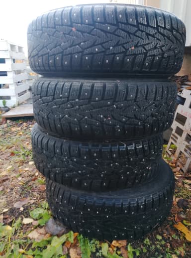 Neumáticos con clavos Nokian Hakkapeliitta 7 185/65/15 con llantas 4x100