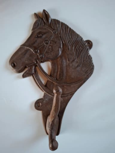 Perchero de pared metálico con cabeza de caballo y dos ganchos