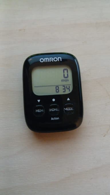 Podómetro Omron Walking Style IV modelo HJ-325-EBK en estado como nuevo