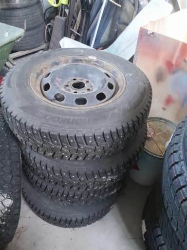 Neumáticos de invierno con clavos VW con llantas