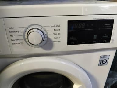 Lavadora LG de carga frontal blanca con capacidad de 8 kg