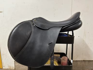 Silla de doma Pessoa 17" con ancho ajustable y pequeño defecto cosmético