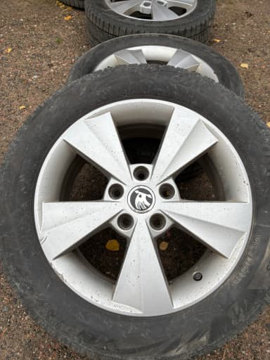 Llantas de aleación originales Skoda con neumáticos de invierno gastados