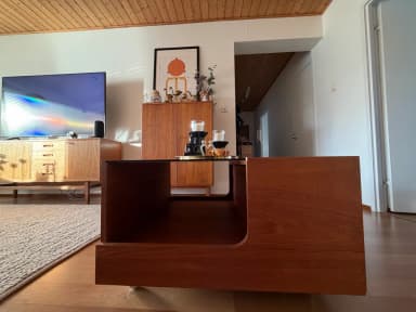 Mesa de salón antigua con bar y ruedas, armario con llave