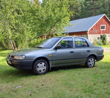 Nissan Sunny 1993 para repuestos con neumáticos y equipo de audio
