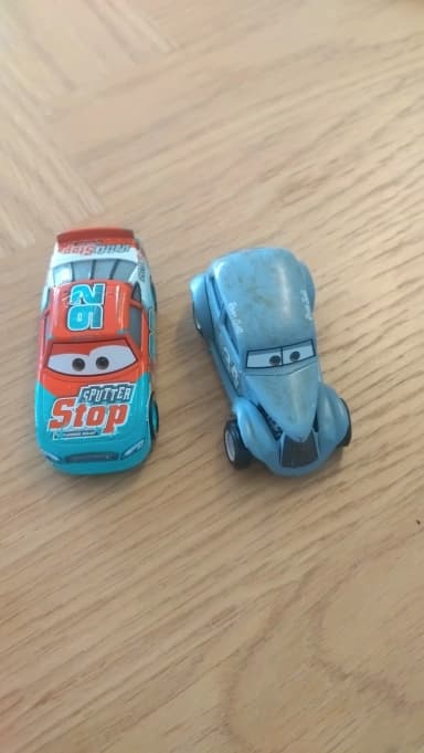 Dos coches pequeños de la serie Autot