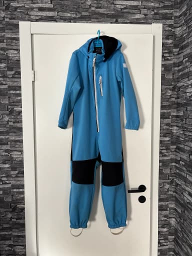 Mono softshell azul Reima Nurmes con pequeñas manchas