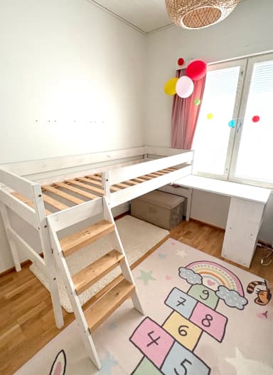 Cama alta de madera maciza con escritorio y estantería