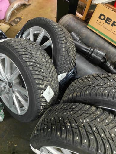 Neumáticos con clavos Nokian Hakkapeliitta 10 en llantas Volvo en excelente esta