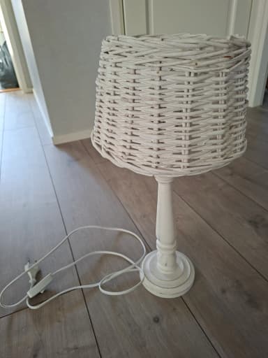Lámpara de mesa con altura aprox. 50 cm y diámetro 20 cm