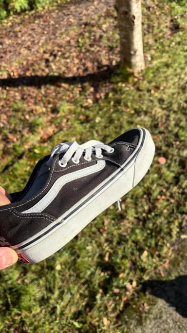 Zapatillas Vans talla 35 en negro y blanco con suela de goma