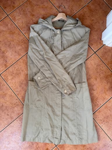 Larga gabardina de lluvia Sisley en beige claro