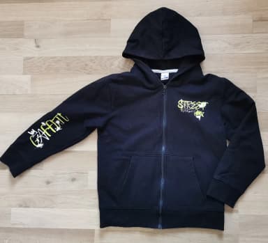Sauberer Kapuzenpullover mit Reißverschluss Größe 140, groß geschnitten