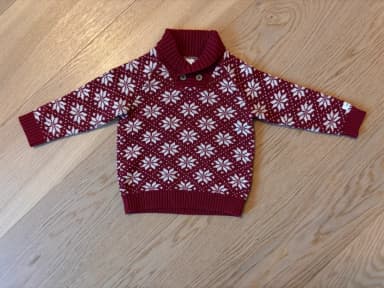 Suéter navideño rojo Newbie talla 86/92 en excelente estado