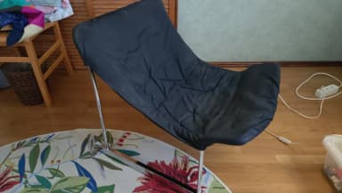 Silla con estructura tubular de los años 70, tela negra y patas cromadas