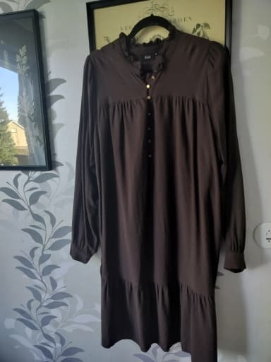 Dunkelbraunes Zizzin Kleid in Größe M mit goldenen Knöpfen