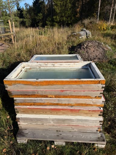 11 ventanas antiguas de madera con vidrio y marcos pintados