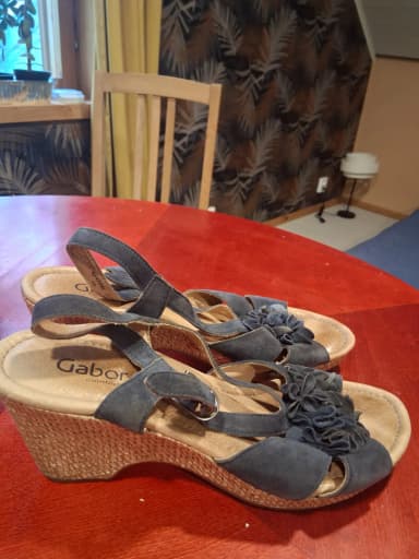 Cómodas sandalias de cuña