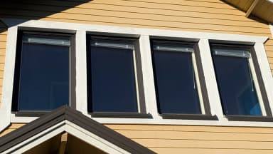 Energieeffiziente Holz-Alu-Fenster mit Aluminiumjalousien