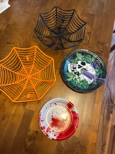 2 cuencos de Halloween y 13 platos en conjunto