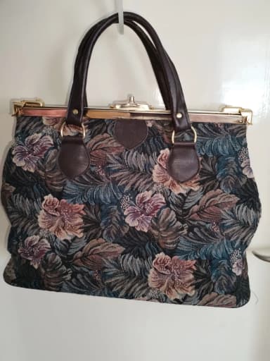 Stoffhandtasche mit Blumenmuster und Metallrahmen