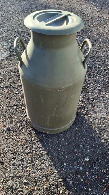 Lechera verde del ejército con asas resistentes