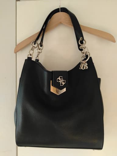 Guess Handtasche mit vielen Taschen in neuwertigem Zustand