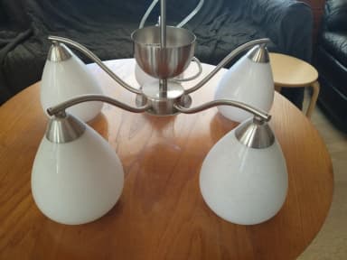 Kronleuchter zu je 25 Euro