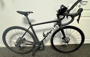 Bicicleta triatlón Cervelo R3 con manillares aerodinámicos en excelente estado