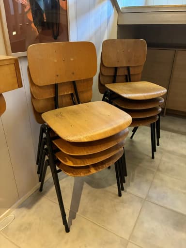 8 sillas escolares Asko Kiuta 2056 limpiadas y barnizadas