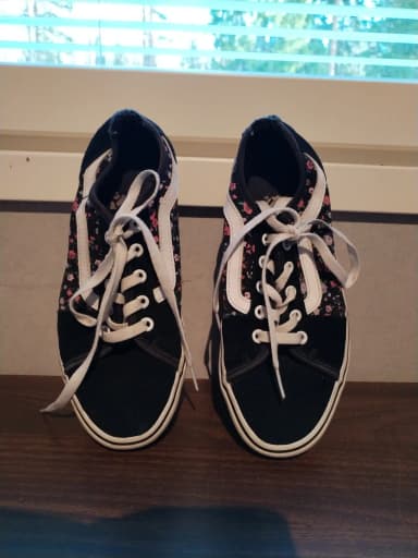 Vans-Sneaker mit Blumenmuster und abgenutzten Absätzen