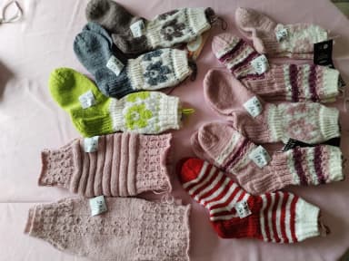 Handgestrickte Wollsocken und Stulpen zu verkaufen