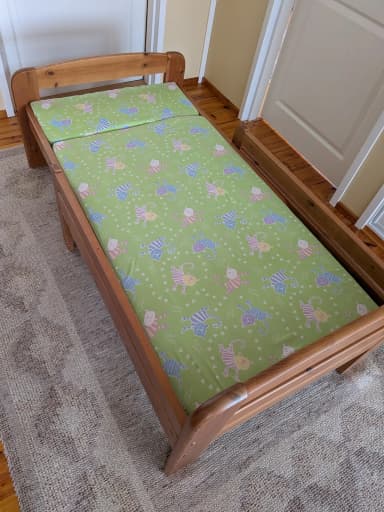 Buena cama de madera para niños con colchón y cubrecolchón