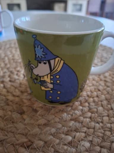Unbenutzte Mumin-Tasse mit Polizist-Aufkleber