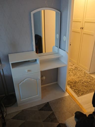 Friseurschrank mit viel Stauraum