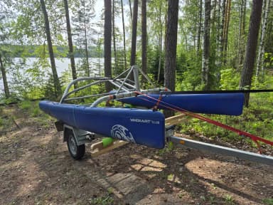 Catamarán de vela VekaCat 16 con pontones azules y estructura de aluminio