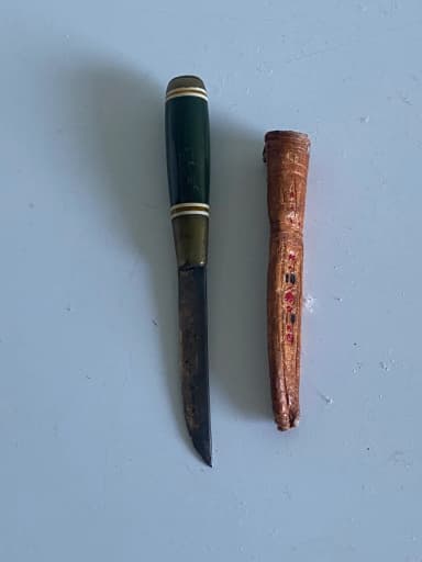 Pequeño cuchillo de pluma antiguo con funda de cuero